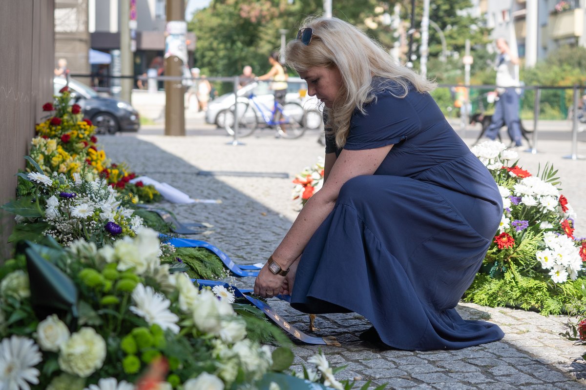 13. August – Wir gedenken der Opfer des Mauerbaus. Kapelle der Versöhnung. Peter-Fechter-Denkmal. Weiße Kreuze Ebertstraße.
Heute vor 64 Jahren errichtete das SED-Regime die Berliner Mauer. Hunderte Menschen starben an der Grenze, weil sie in Freiheit leben wollten.
Wir sagen:
