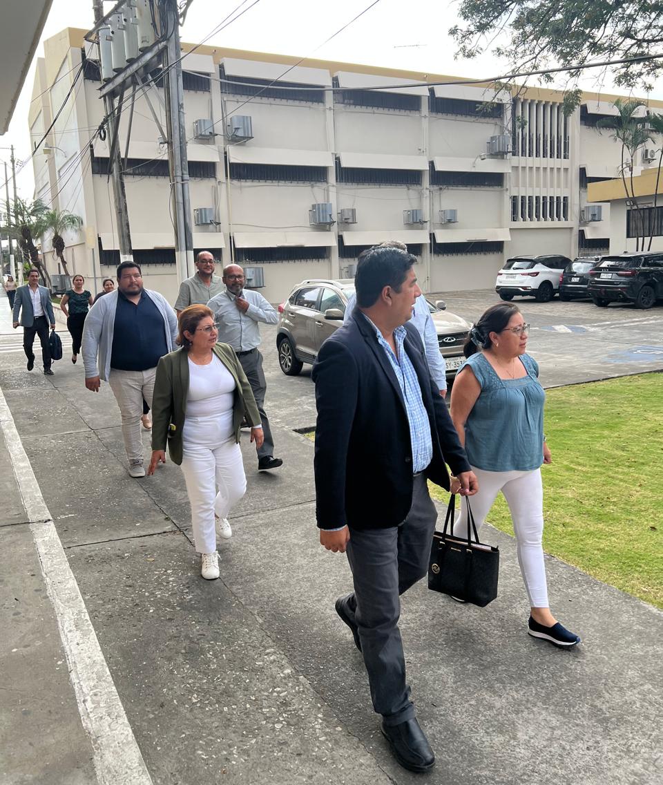 CES (@ces_ec) on Twitter photo ↗️ | Carmita Álvarez, consejera académica del CES encargada del seguimiento al proceso de intervención aplicado en la <a href="/uae_agraria/">Universidad Agraria del Ecuador</a>, se reúne con autoridades de la IES y realiza un recorrido por sus instalaciones. ↗️ | Carmita Álvarez, consejera académica del CES encargada del seguimiento al proceso de intervención aplicado en la <a href="/uae_agraria/">Universidad Agraria del Ecuador</a>, se reúne con autoridades de la IES y realiza un recorrido por sus instalaciones.