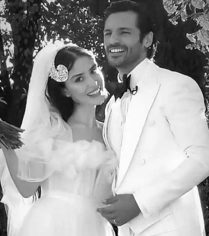 Así de feliz estuve yo todo ése día 😊 Feliz tercer aniversario mi preciosa pareja 🥂 que sigáis así de felices y enamorados siempre
#ÖzSer 🤍🤍
#ÖzgeGürel #SerkanÇayoğlu