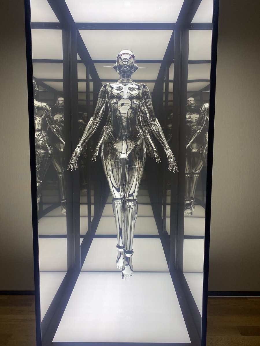 yymnnk00's tweet photo. 千秋美術館の展示を見てきた。
この作品で、Bjorkの「All Is Full Of Love」が脳内で流れた。

空山基 「Sexy Robot_Floating」 https://t.co/8lQRLQv47S