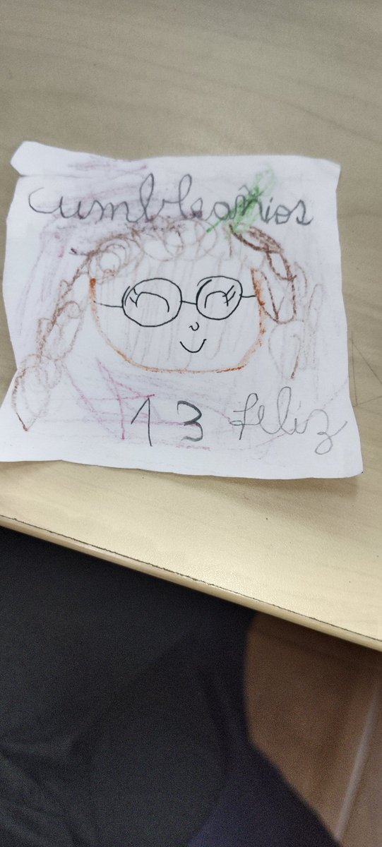 Una alumna pasó por toda la sala de profesores pasando esto a los demás profesores por mi cumpleaños hehehhehee 
Que linda