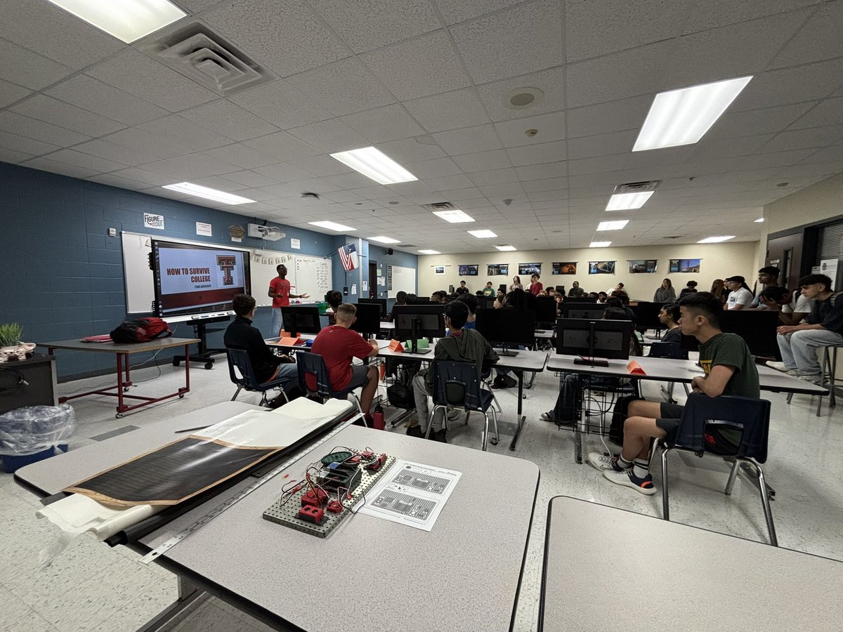 Lead_w_Russell's tweet image. It is so great to have @THS_Tigers alumni come and speak to our current Tigers about high school experiences, college, and what to expect. Thank you Yomi for coming to speak to our Engineering students today! #DevelopingLeaders #LeadthePAC