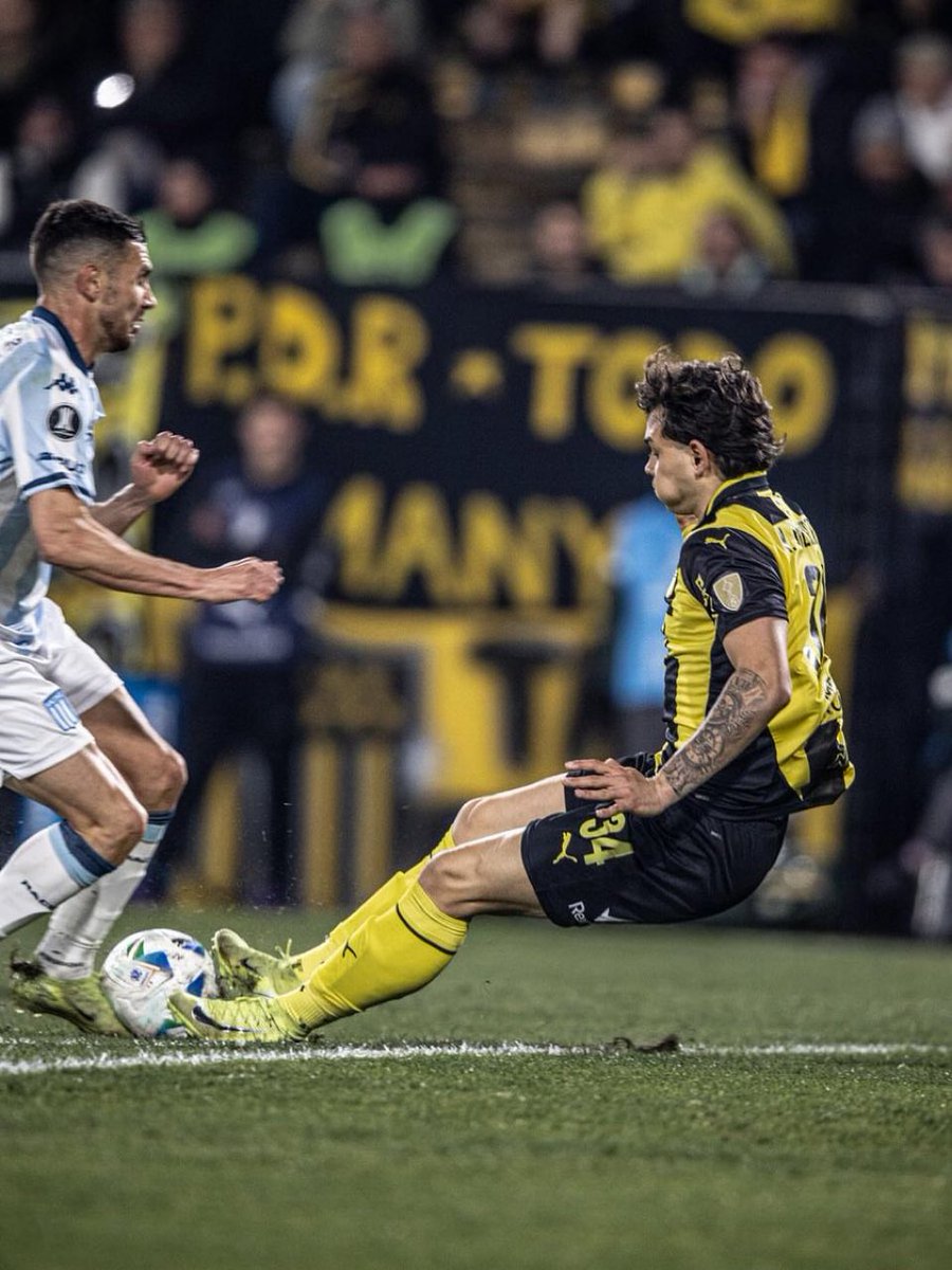 ⚽️🏆 El brasileño Raaphael Claus dirigió un partido de #CopaLibertadores a la antigua en el #Peñarol #Racing. Sólo mostró roja cuando vio sangre… y se la anularon del VAR. Órbita muy distinta al arbitraje en 🇨🇱 En lo futbolístico, muy buen central Nahuel Herrera (20|🇺🇾)