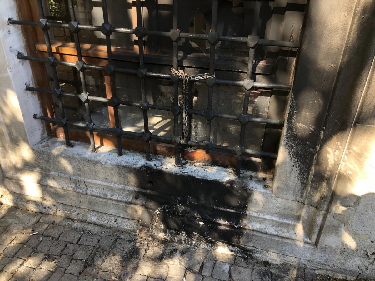 Bir süre önce, Eyüpsultan’daki Sokullu Mehmet Paşa Türbesi’nin yan cephesinde yoğun bir islenme olduğunu görmüştüm. Paylaşılan türbedeki gibi mum yakma sonucunda gerçekleşmiş olmalı.