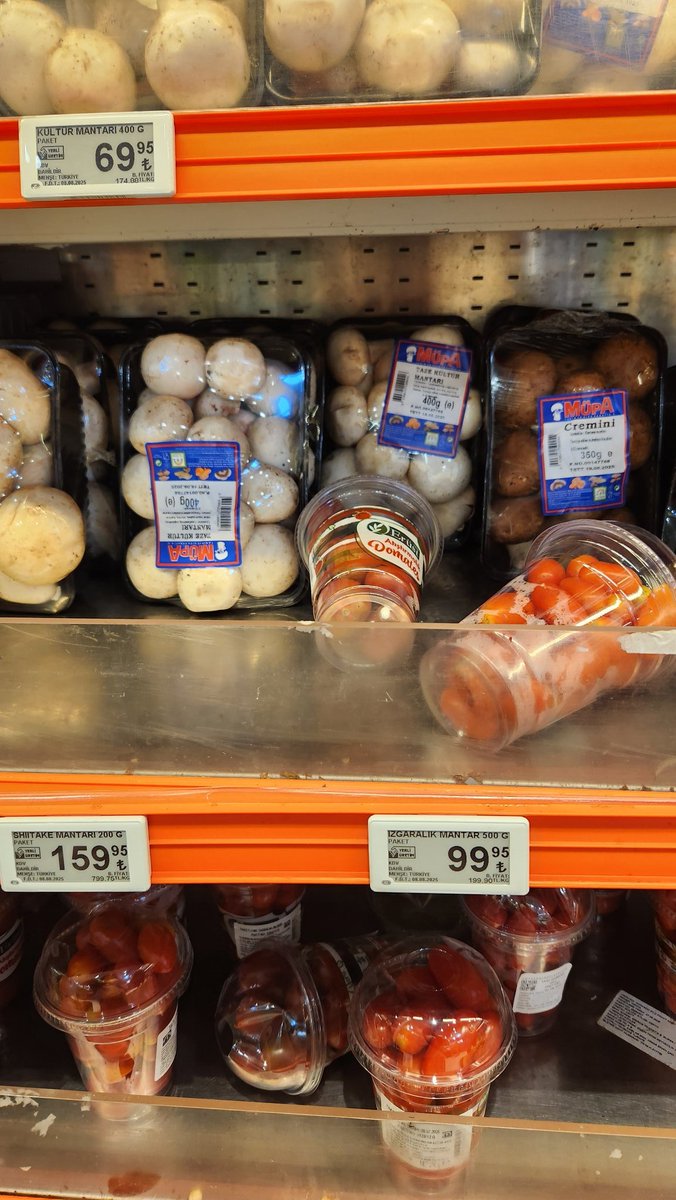 Handem's tweet photo. @Migros_Turkiye 3 kez uyardım, gözden kaçmış olabilir. Eleman "bakacam" dedi. Alışveriş sonunda yeni ürün çıkmış mı diye baktığımda hala küflü ürün rafta. Paketleme tarihi Tem son günleri olanlar bile var. Kasiyer danışmaya gönderdi,  orada kimse yok. Şimdi ilgilenecek misiniz? https://t.co/yYbzFypweR