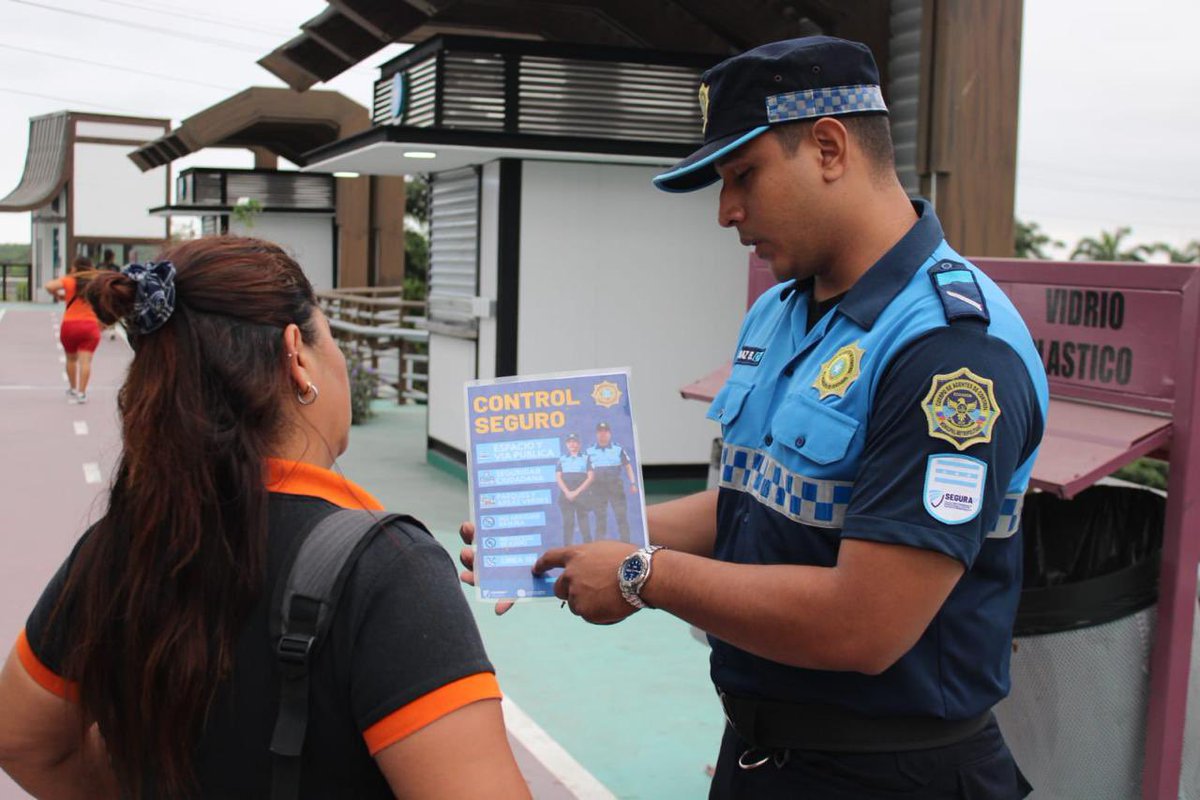 #SeguraEP | En el Puente Nuevo Portal al Sol, vía a la Costa, nuestro equipo de Vinculación con la Comunidad, junto al Cuerpo de Agentes de Control Metropolitano, desarrolló la campaña.

Durante la jornada se controló el uso del espacio público y se socializaron las ordenanzas