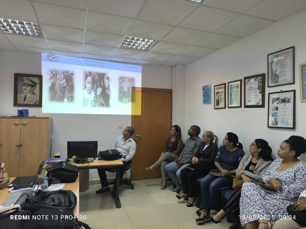 Desde la Brigada Médica Cubana en #GuineaEcuatorial , levantamos con orgullo nuestra bandera y reafirmamos: Yo Soy Fidel! #FidelPorSiempre #CubaCoopera
