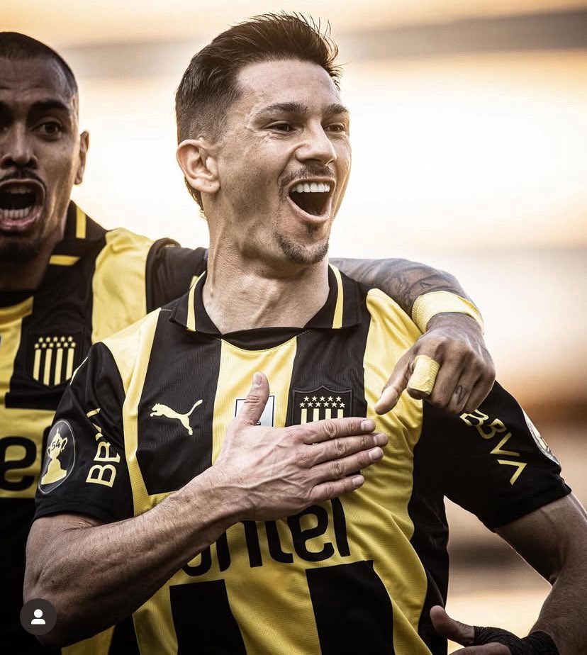 La falta de respeto hacia Maxi Silvera de algunos hinchas de Peñarol es preocupante. Ayer Arezo erró un gol solo y no pasa nada, es fútbol. Pero ser tan mal agredidos con Maxi y no ver el valor que tiene como jugador es de anti fútbol. Yo voy a muerte con el 11