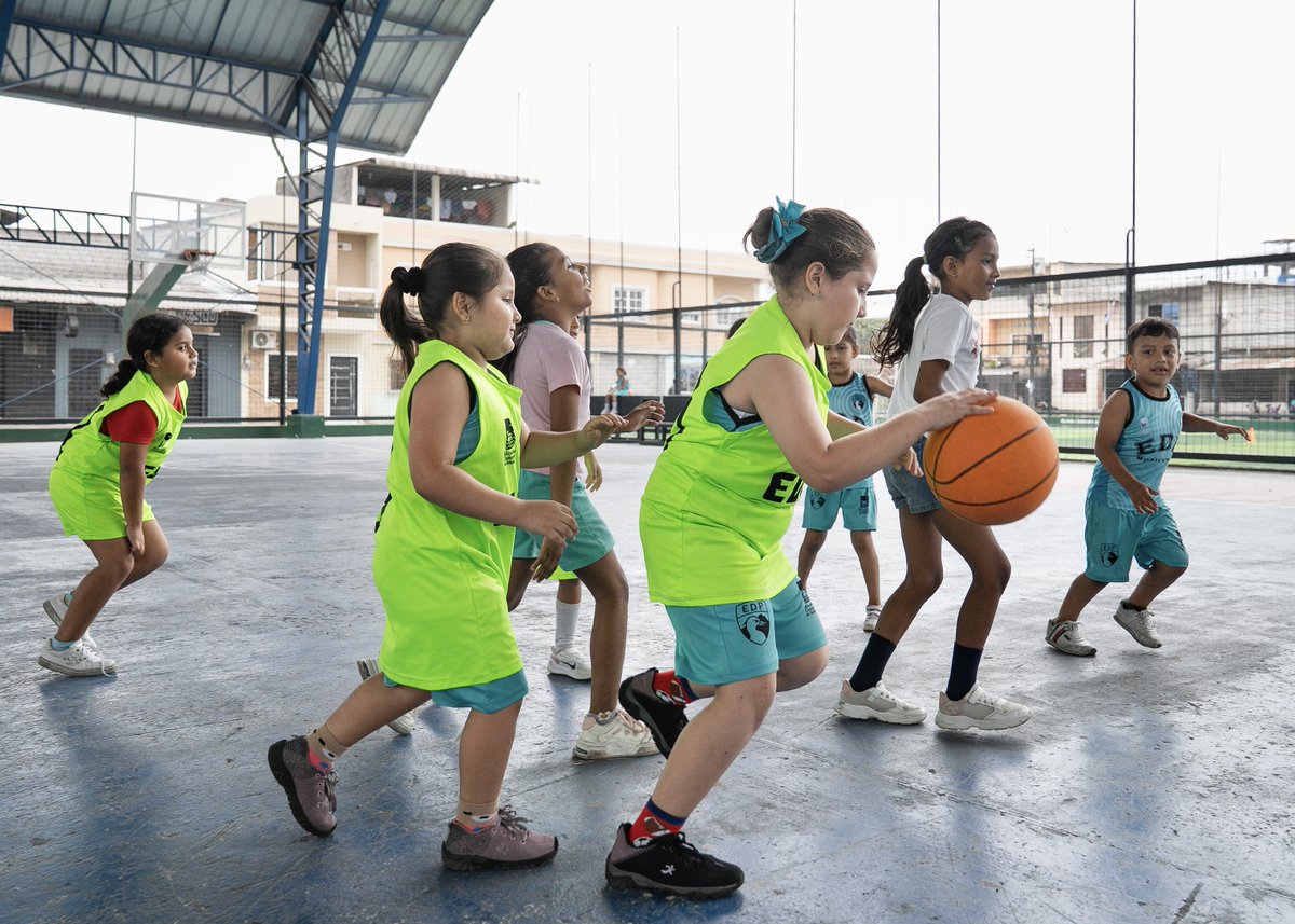 alcaldiabbhy's tweet image. 📍 #Barreiro
¡Seguimos impulsando el desarrollo integral de la niñez de nuestro cantón! 💪
A través de las Escuelas deportivas permanentes Municipales #NidoDeCampeones 🏆, los niños y jóvenes practican con entusiasmo en el polideportivo de la parroquia.
 #EDP