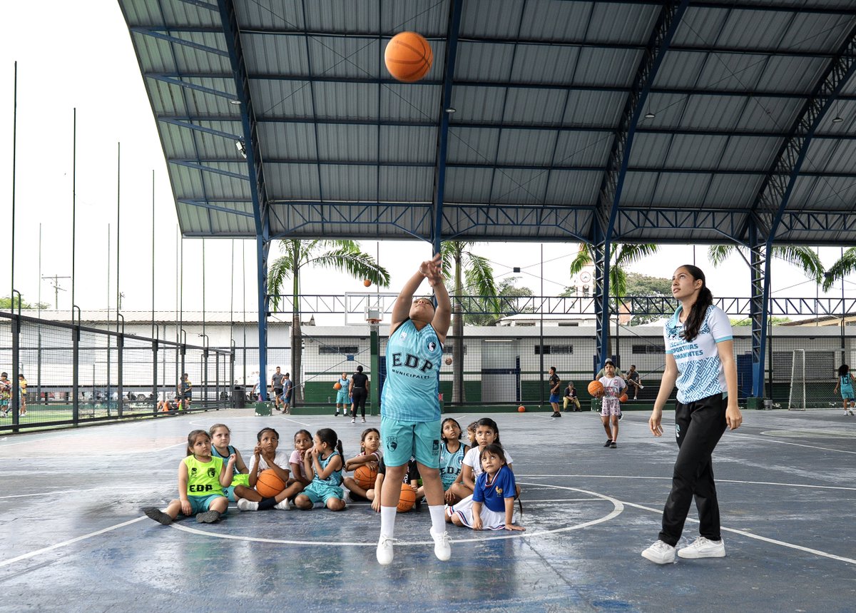 alcaldiabbhy's tweet image. 📍 #Barreiro
¡Seguimos impulsando el desarrollo integral de la niñez de nuestro cantón! 💪
A través de las Escuelas deportivas permanentes Municipales #NidoDeCampeones 🏆, los niños y jóvenes practican con entusiasmo en el polideportivo de la parroquia.
 #EDP