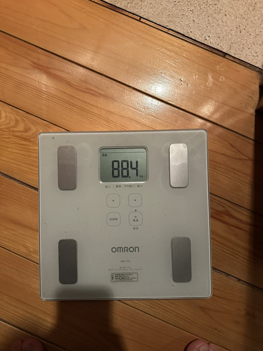 皆さんこんばんは
顔がパンパンになりましたので事後報告になりますがダイエットをコツコツ始めております。

目標は9／6くさのねフェスまでに
マイナス10キロ78.4キロですが、
キリよく75キロまで落とせるように頑張ります！

気合い！！
頑張ります！