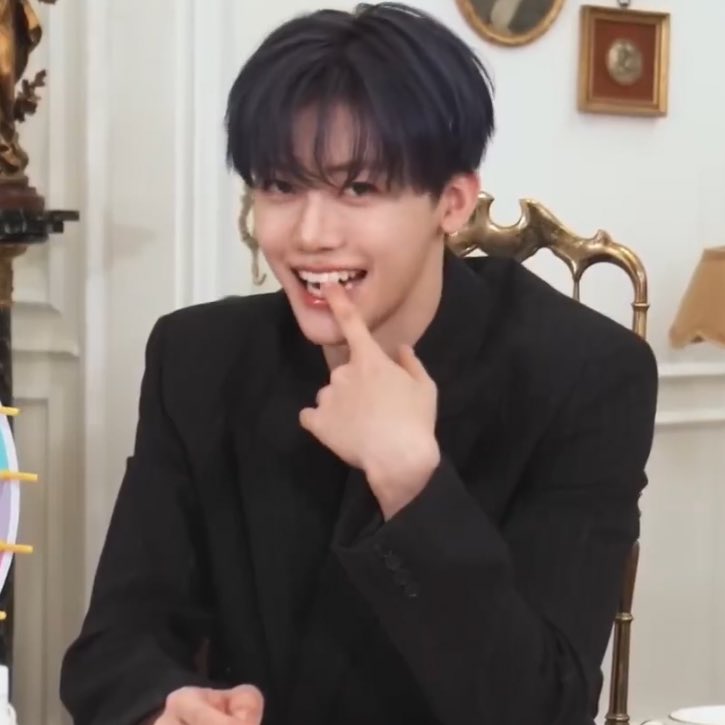 밴율리; tweet media