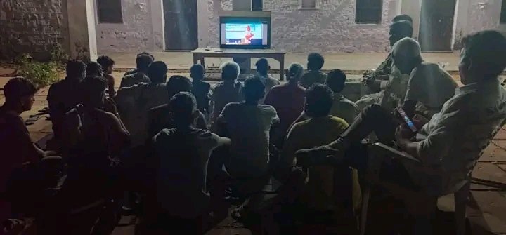 कांग्रेस नेता रामनाथ सिंह सिकरवार,राहुल गांधी द्वारा चुनाव आयोग पर दी गई महत्वपूर्ण प्रेजेंटेशन को आम जनता तक पहुँचा रहे हैं।