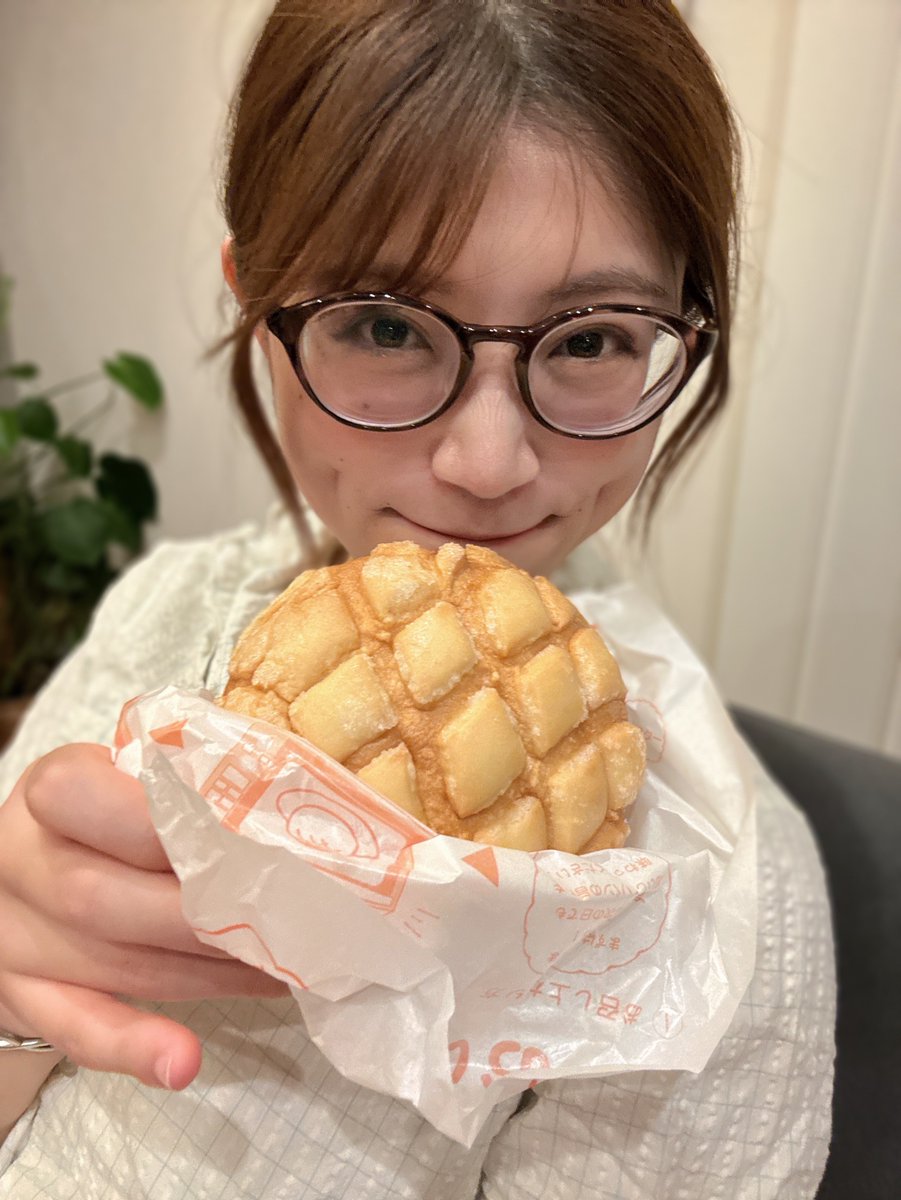 azuki__info's tweet photo. めめめめ、メロンパン〜

メロンパン専門店アルテリアベーカリー
クッキー生地がステゴザウルスみたいに立体的になっててザクザクなの🦕

#あずきのパンずき https://t.co/GVaPPXh4h8