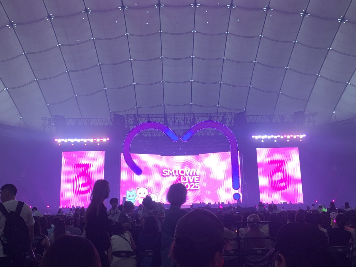 minachiruu's tweet photo. SMTOWNと軽く東京旅行🗼
何回も参戦して初めてアリーナ立てた🥹 https://t.co/4IPtan8rca