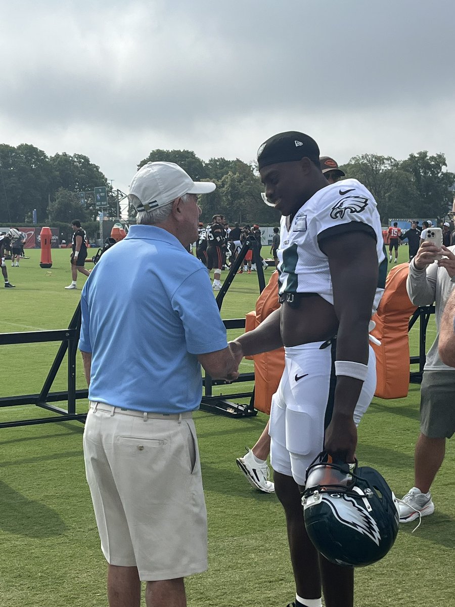 Merrill Reese pulled undrafted rookie WR Darius Cooper off to the side before practice. Cooper has made quite the impression this preseason. Story on the former Tarleton State star introducing himself to Eagles fans: pennlive.com/philadelphiaea…