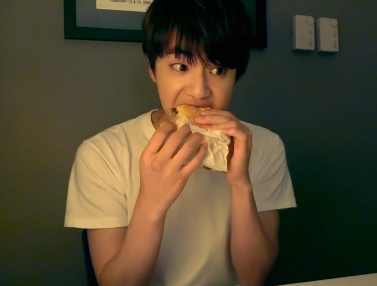 saekookjin7's tweet image. ウットやー、ジン君に肉を🍖！！いや。なんかこうガッツリしたものをアメリカで食べてる写真アップしてー！😆✨
8割野菜や海鮮🦐だわw
 #JIN #EATJIN #wooteo #RUNSEOKJIN_EPTOUR