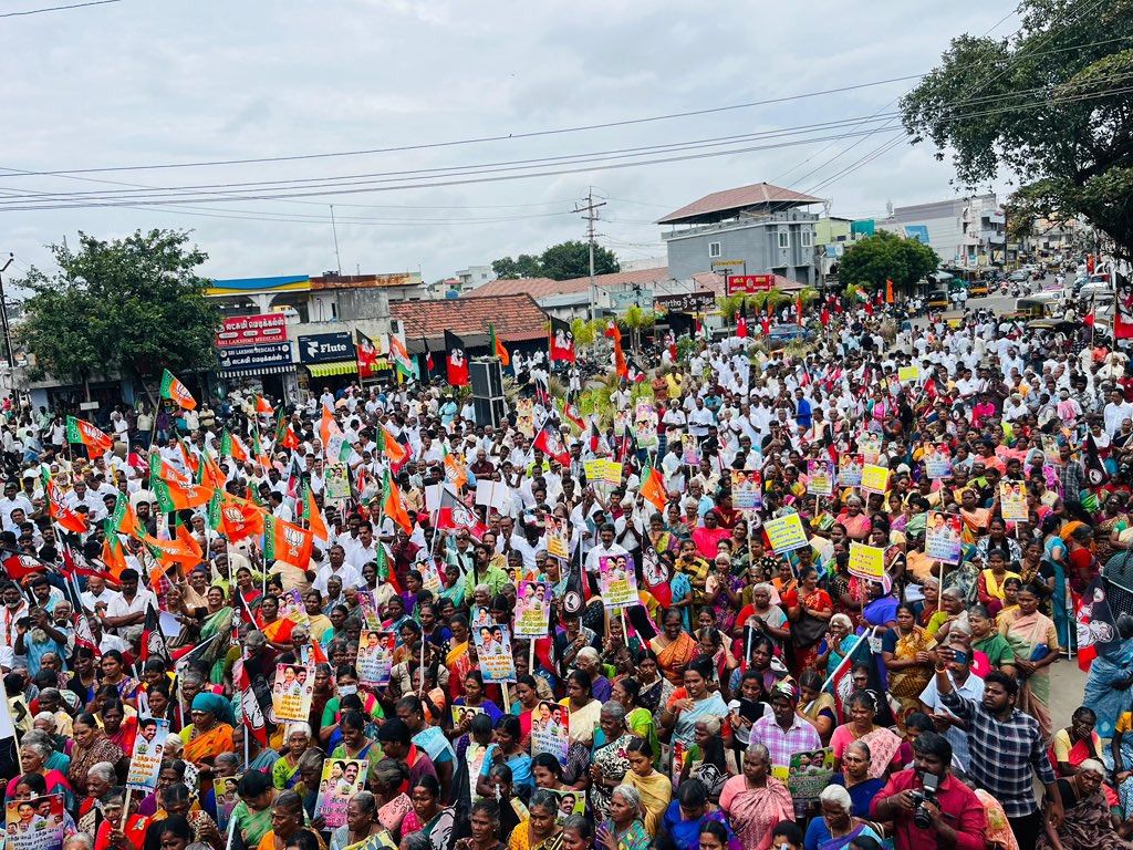 NainarBJP's tweet photo. தீயசக்தி திமுகவை அகற்றும் வரை தேசிய ஜனநாயகக் கூட்டணி துயிலுறாது!

₹170 கோடி செலவில் நடைபெற்றதாகக் கணக்கு காட்டப்பட்ட பாதாள சாக்கடைத் திட்டப் பணிகள் மூன்றாண்டுகளாகியும் முறையாக நடைமுறைக்கு வராதது துவங்கி, குண்டும் குழியுமான சாலைகள், சேறும் சகதியுமான சந்தைகள், குப்பைக் குளமான தெருக்கள் எனப் பல்வேறு சீர்கேடுகளில் சிக்கித் தவித்து வருகிறது பொள்ளாச்சி. ஆனால், இவற்றையெல்லாம் தனது அலட்சியத்தால் கண்டுகொள்ளாததோடு, வரிகளை உயர்த்துவது, வரிவசூலில் முறைகேடு புரிவது என்பது போன்ற அராஜகப் போக்கில் ஈடுபடும் திமுக அரசைக் கண்டித்து நமது @BJP4TamilNadu மற்றும் @AIADMKOfficial சார்பாக மாபெரும் ஆர்ப்பாட்டம் இன்று முன்னெடுக்கப்பட்டது.

திராவிட மாடலின் திறனற்ற நிர்வாகத்தை எதிர்த்தும், பொள்ளாச்சி வாழ் மக்களின் உரிமைக் குரலாக ஒலிக்கும் விதமாகவும் சிறப்பாக போராட்டத்தை முன்னெடுத்த தேசிய ஜனநாயகக் கூட்டணித் தலைவர்களான பொள்ளாச்சி அஇஅதிமுக சட்டமன்ற உறுப்பினர் திரு. வி. ஜெயராமன் அவர்கள், கிணத்துகடவு அஇஅதிமுக சட்டமன்ற உறுப்பினர் திரு. தாமோதரன் அவர்கள், அஇஅதிமுக நகரத் தலைவர் திரு. கிருஷ்ணகுமார் அவர்கள், நமது பாஜக கோவை தெற்கு மாவட்டத் தலைவர் திரு. சந்திரசேகர் அவர்கள், முன்னாள் கோவை தெற்கு மாவட்டத் தலைவர் திரு. வசந்தராஜன் அவர்கள் ஆகிய அனைவருக்கும் எனது வாழ்த்துகள்!

தமிழகத்தை சீர்குலைக்கும் திமுக அரசை எதிர்த்து இன்று பொள்ளாச்சியில் நடைபெற்ற ஆர்பாட்டம் வெறும் ஆரம்பப் புள்ளியே! இதே போன்று தொடர்ந்து பல அறவழிப் போராட்டங்களின் வழி தமிழகத்தின் ஒவ்வொரு தொகுதியிலும் திமுக அரசால் மக்கள் எதிர்கொள்ளும் அனைத்து பிரச்சனைகளும் வெளிக்கொணரப்படும். மக்கள் நலனின் குரலாகத் தொகுதிதோறும் தேசிய ஜனநாயகக் கூட்டணி செயல்படும். முன்னேற்றத்தைத் தடுக்கும் மக்கள் விரோத திராவிட மாடல் அரசை ஒட்டுமொத்தமாக அகற்றும் வரை எங்கள் கூட்டணி அயராது!