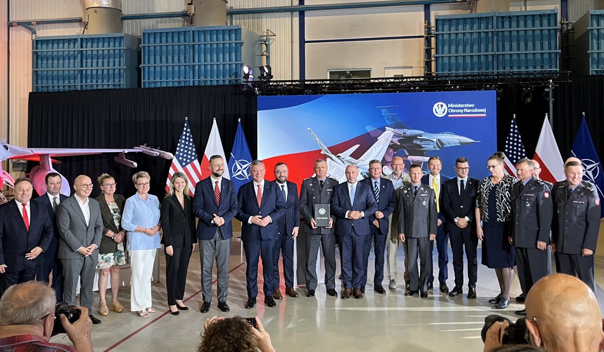 Agencja Uzbrojenia (@agencjauzbr) on Twitter photo Kompleksowa modernizacja 🇵🇱 F-16.
Dzisiejszym kontraktem zabezpieczyliśmy modernizację MLU (mid-life upgrade) całej polskiej floty F-16 do standardu F-16V. Co ważniejsze - nasze Jastrzębie będą modernizowane w <a href="/WZL2_SA/">Wojskowe Zakłady Lotnicze Nr 2 S.A.</a> <a href="/PGZ_pl/">Polska Grupa Zbrojeniowa🇵🇱</a>.
Więcej, jak zawsze tu: wp.mil.pl/d5Y2 Kompleksowa modernizacja 🇵🇱 F-16.
Dzisiejszym kontraktem zabezpieczyliśmy modernizację MLU (mid-life upgrade) całej polskiej floty F-16 do standardu F-16V. Co ważniejsze - nasze Jastrzębie będą modernizowane w <a href="/WZL2_SA/">Wojskowe Zakłady Lotnicze Nr 2 S.A.</a> <a href="/PGZ_pl/">Polska Grupa Zbrojeniowa🇵🇱</a>.
Więcej, jak zawsze tu: wp.mil.pl/d5Y2