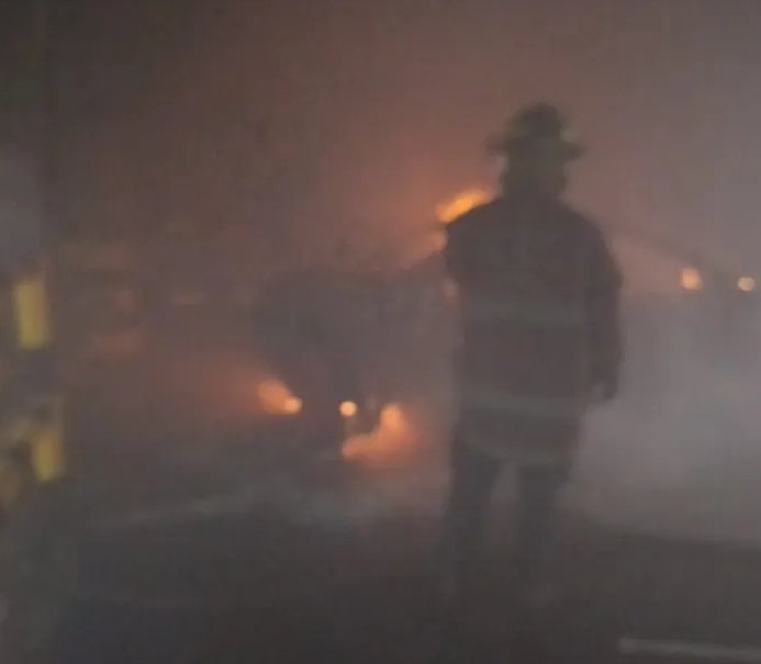 lysaurafuentes's tweet photo. #Caracas En los Chaguaramos,  cerca del supermercados Plaza, en un vehículo particular se registró un incendio en horas de la noche de este martes #12agosto https://t.co/28Z0Uh6BSX