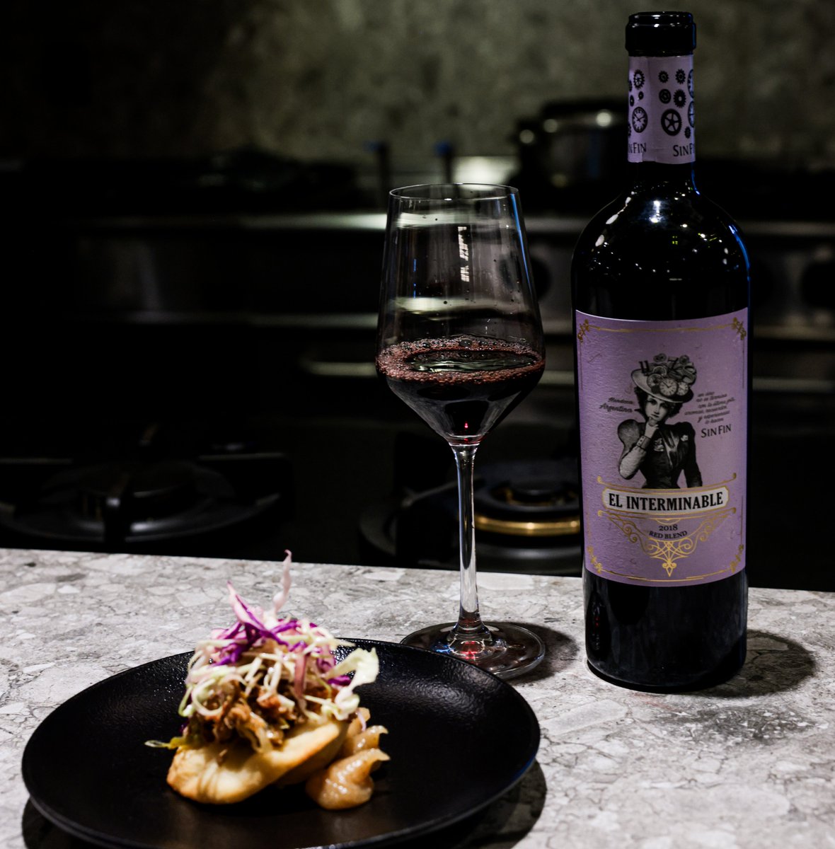 Interminable Red Blend
Un blend único que combina 40% Merlot, 38% Pinot Noir y 22% Sangiovese del Valle de Uco, Mendoza.
Con 18 meses en barricas de roble francés, despliega una elegancia y estructura que seducen.

Un vino para momentos que merecen ser eternos.

¿Ya lo conocías?