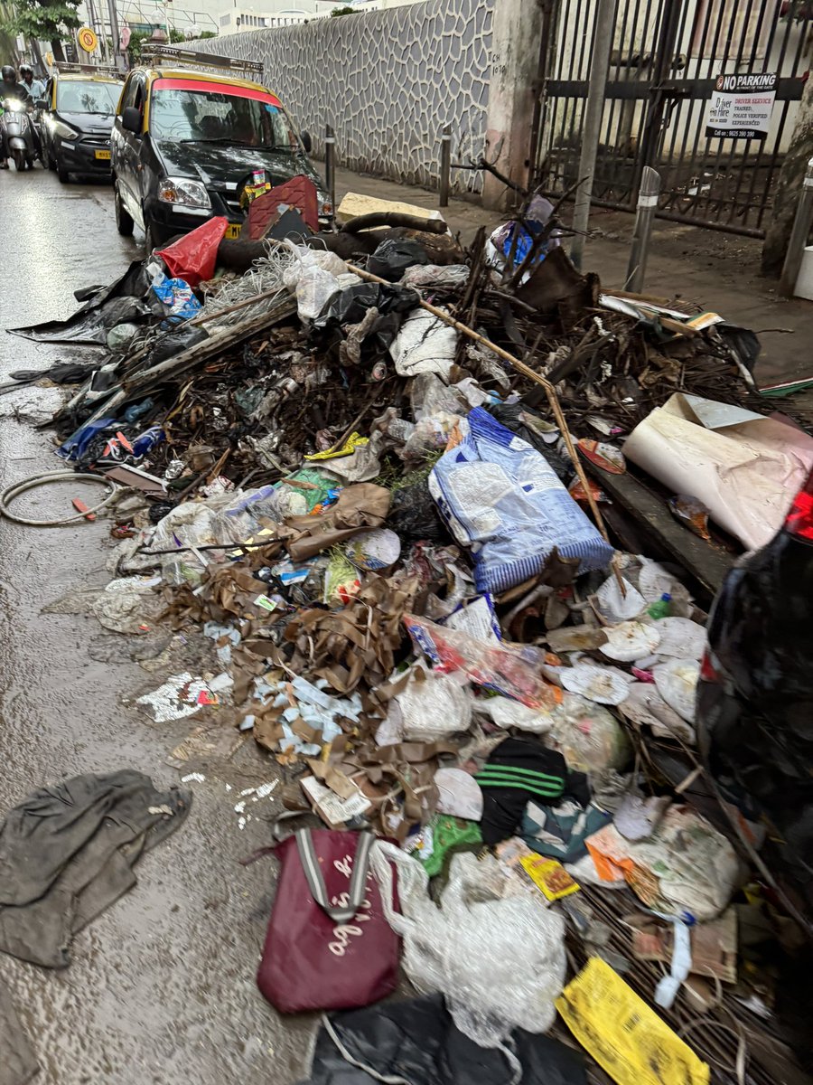 CleanMumbaiMove's tweet photo. Thanks to @mybmcWardGS this is the condition of #lowerparel. @LODHA @MPLodha have so many projects here and @PalladiumMum have a high end mall here, still they don’t take a stand. @BJP4India @BJP4Mumbai @ShivSenaUBT_ @Shivsenaofc pls help clear this area.  Near Phoenix tower https://t.co/Hjj78FZ8U6