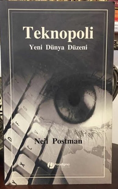 “Amerika düştü, yeni hedef bütün dünya; Yeni Dünya Düzeni Teknopoli. Teknopoli bir tür AIDS’tir. Teknopoli’de, aşkın bir amaca, anlama ve kültürel kaynaşmışlığa yer yoktur. Teknopoli’nin geliştiği ortamda bilgi ve insan arasındaki bağı koparır. Teknopoli, teknolojinin