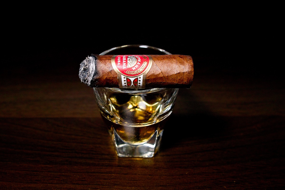 teikichifood's tweet photo. 追記葉巻レビュー記事
H.アップマン ハーフコロナ/H.Upmann Half Corona https://t.co/ZvJehYA7U3
#葉巻 #喫煙 #シガー #葉巻好きな人と繋がりたい #葉巻を気軽に楽しむ会 #葉巻女子 #葉巻初心者 #葉巻を始めたい #葉巻レビュー #cigars #アップマン #Upmann https://t.co/5jksWlu3jx