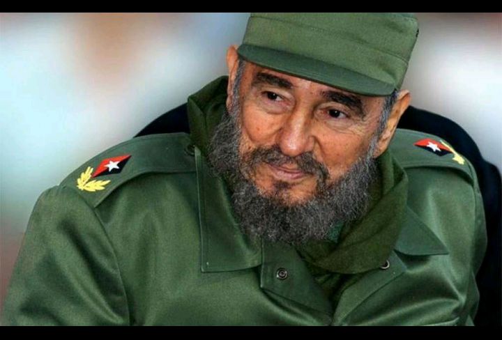 Dicen que en la plaza en estos días
Se les ha visto cabalgar a camilo y a martí
Y delante de la caravana, lentamente sin jinete
Un caballo para ti
Vuelven las heridas que no sanan
De los hombres y mujeres
Que no te dejaremos ir
#emrohc 
#FidelPorSiempre