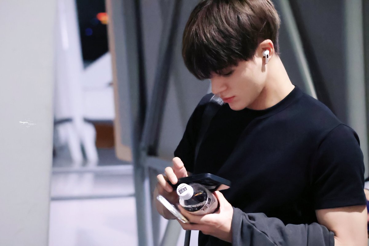 i love this kind of jeno pict.. its look like movie scene