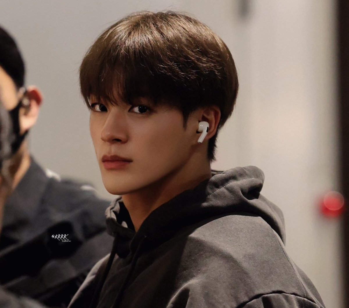 bnggeopang's tweet photo. i love this kind of jeno pict.. its look like movie scene https://t.co/EtOjaYIS2t