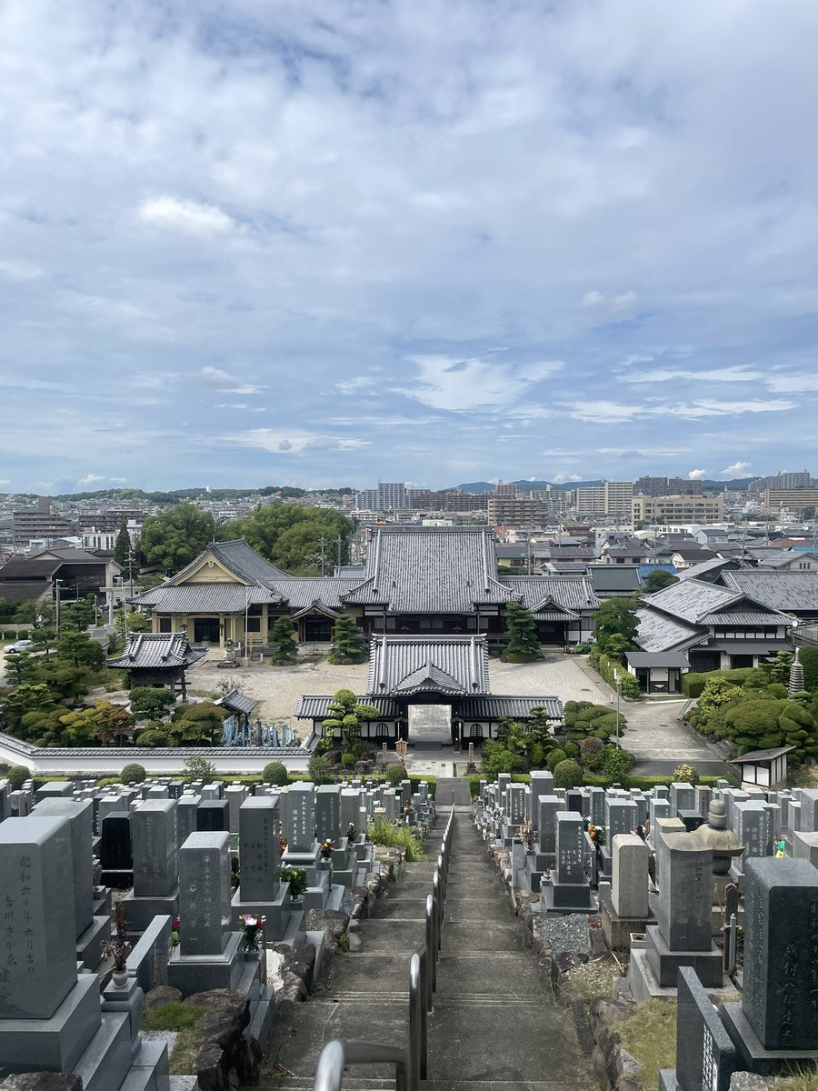 実家に泊まっている。
一駅ほどだが電車で移動した。
中学生時代に中古ゲームソフト屋や塾はもう無かった。
それでも変わらんのは川の形や寺や神社ぐらいだな。
もう更に20年後なんて想像出来ないな。
元は地元なのに異邦人になった感覚。