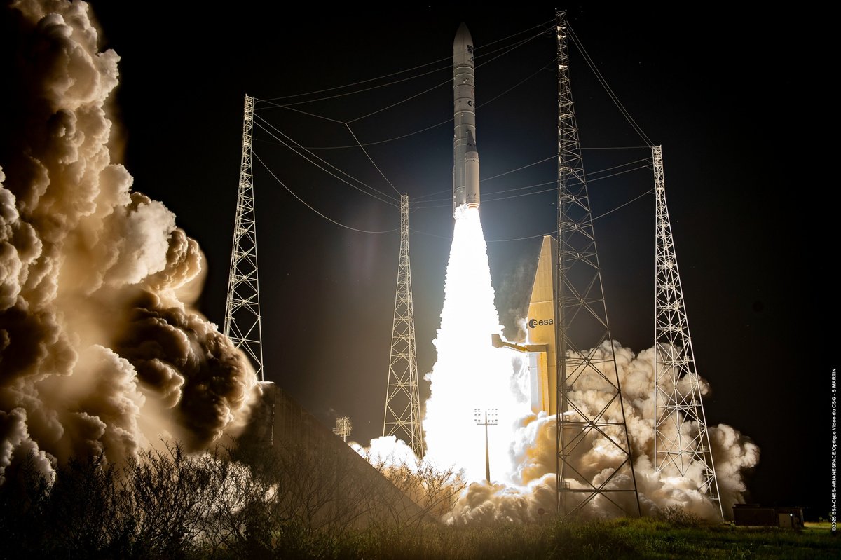 Soph_astro's tweet photo. 🚀 Lancement réussi cette nuit pour Ariane 6 ! #VA264
Félicitations aux équipes @Arianespace, @ArianeGroup, @CNES & @esa ! 👏
Le lanceur européen a mis en orbite Metop-SGA1, un satellite météorologique nouvelle génération d’@eumetsat. Sa mission : collecter des données essentielles pour affiner les prévisions météo et surveiller le climat de notre planète.

J’ai hâte de vous montrer la Terre sous un autre angle depuis la Station spatiale internationale… Ce point de vue à 400 km d’altitude sur les systèmes dépressionnaires 🌀, les tempêtes 💨 et les orages ⚡ permet de prendre toute la mesure du système Terre, une mécanique magnifique et majestueuse… et très impressionnante.

📷 Credits: ESA-CNES-ARIANESPACE /Optique vidéo du CSG - S MARTIN (1, 4), NASA/ @AstroAnnimal (2), NASA/ @Astro_Ayers (3)
