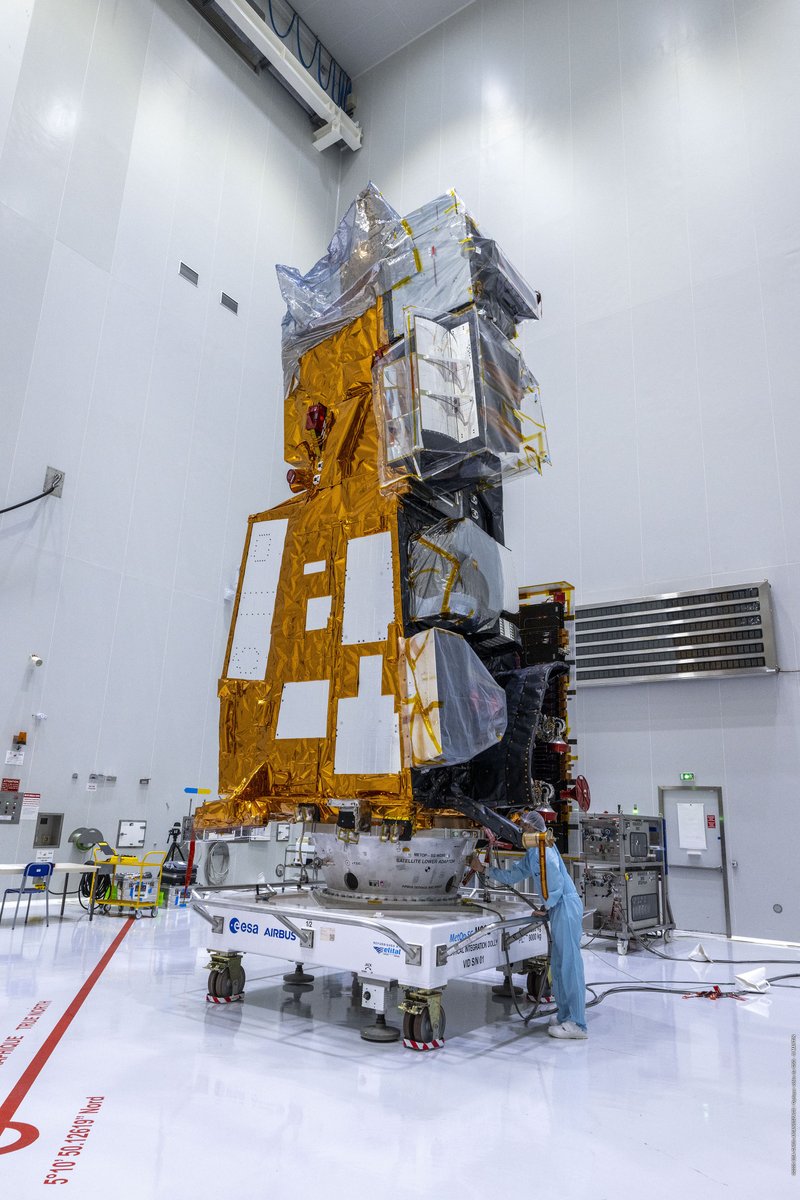 Soph_astro's tweet photo. 🚀 Lancement réussi cette nuit pour Ariane 6 ! #VA264
Félicitations aux équipes @Arianespace, @ArianeGroup, @CNES & @esa ! 👏
Le lanceur européen a mis en orbite Metop-SGA1, un satellite météorologique nouvelle génération d’@eumetsat. Sa mission : collecter des données essentielles pour affiner les prévisions météo et surveiller le climat de notre planète.

J’ai hâte de vous montrer la Terre sous un autre angle depuis la Station spatiale internationale… Ce point de vue à 400 km d’altitude sur les systèmes dépressionnaires 🌀, les tempêtes 💨 et les orages ⚡ permet de prendre toute la mesure du système Terre, une mécanique magnifique et majestueuse… et très impressionnante.

📷 Credits: ESA-CNES-ARIANESPACE /Optique vidéo du CSG - S MARTIN (1, 4), NASA/ @AstroAnnimal (2), NASA/ @Astro_Ayers (3)