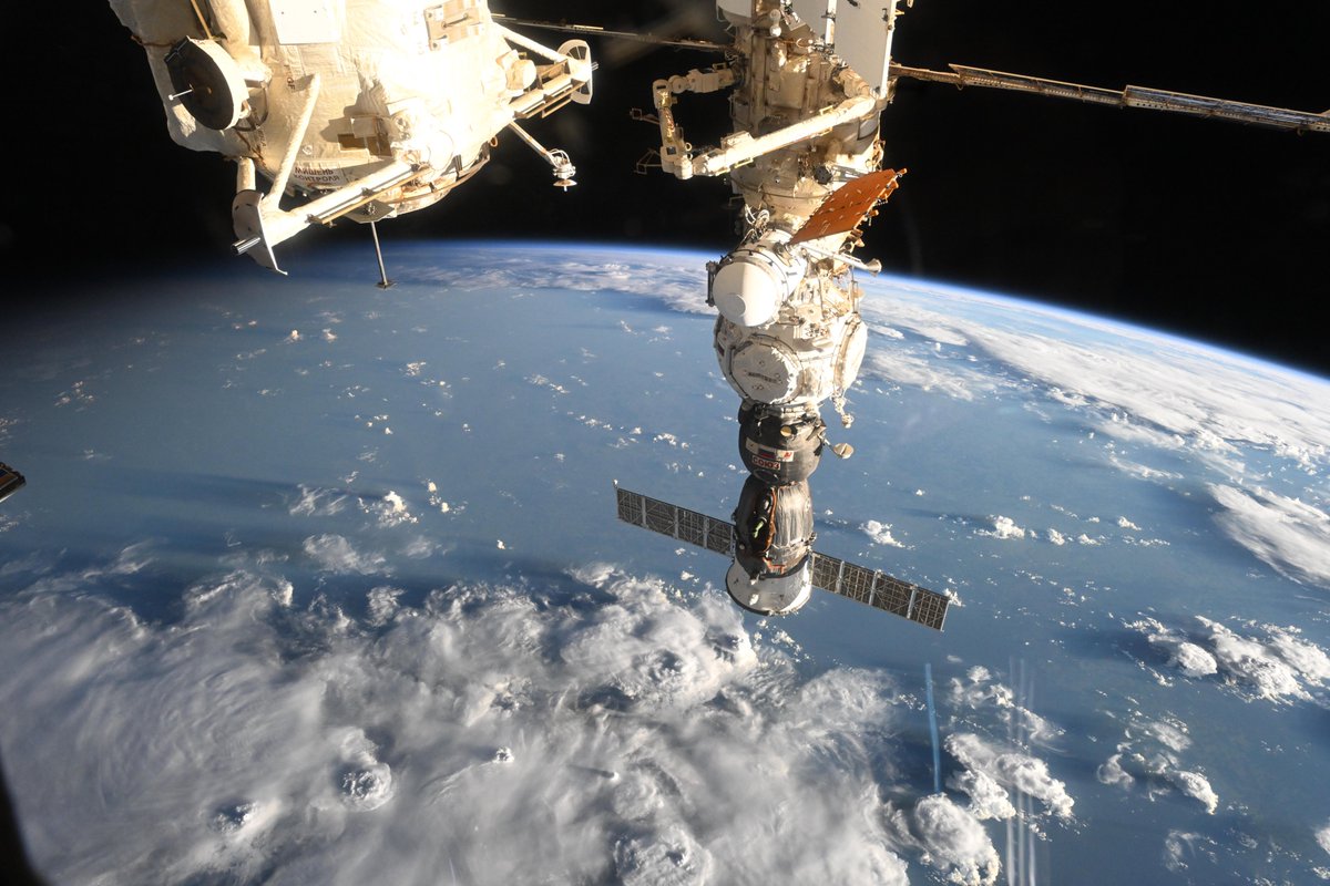 Soph_astro's tweet photo. 🚀 Lancement réussi cette nuit pour Ariane 6 ! #VA264
Félicitations aux équipes @Arianespace, @ArianeGroup, @CNES & @esa ! 👏
Le lanceur européen a mis en orbite Metop-SGA1, un satellite météorologique nouvelle génération d’@eumetsat. Sa mission : collecter des données essentielles pour affiner les prévisions météo et surveiller le climat de notre planète.

J’ai hâte de vous montrer la Terre sous un autre angle depuis la Station spatiale internationale… Ce point de vue à 400 km d’altitude sur les systèmes dépressionnaires 🌀, les tempêtes 💨 et les orages ⚡ permet de prendre toute la mesure du système Terre, une mécanique magnifique et majestueuse… et très impressionnante.

📷 Credits: ESA-CNES-ARIANESPACE /Optique vidéo du CSG - S MARTIN (1, 4), NASA/ @AstroAnnimal (2), NASA/ @Astro_Ayers (3)