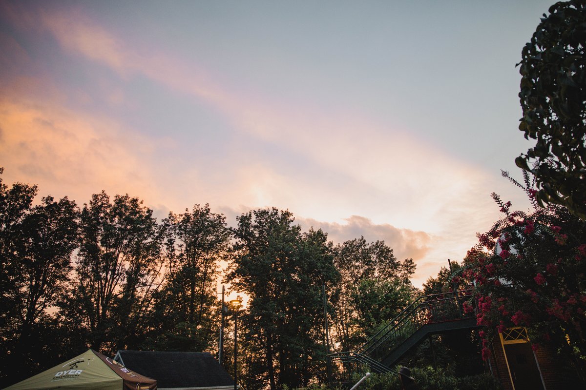 dyerobservers's tweet image. 🎶 Last month&apos;s #BluebirdOnTheMountain event was full of spellbinding music, stunning sunset views and picnics.

Tickets go live at noon today for our Sept. 13 concert featuring @brinley_, @sarahbuxton &amp;amp; Aaron Eshius!

Grab tix before they&apos;re gone: ow.ly/qpXu50Wx2kN