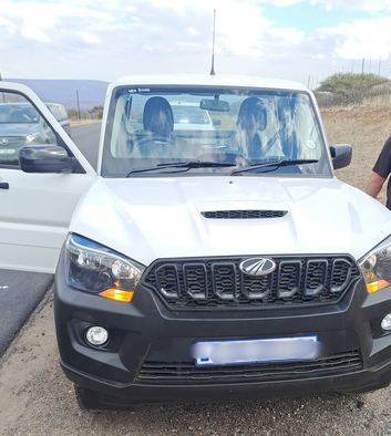 Fidelity_Secure's tweet photo. A hijacked White Mahindra stolen in Pretoria on Monday, 11 August, was successfully recovered the next day near Louis Trichardt, en route to the Zimbabwean border. Two suspects with Zimbabwean passports were arrested.

#Pretoria #FidelitySecureDrive #FidelityServicesGroup https://t.co/YEkyT0FWJ3