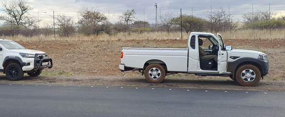 Fidelity_Secure's tweet photo. A hijacked White Mahindra stolen in Pretoria on Monday, 11 August, was successfully recovered the next day near Louis Trichardt, en route to the Zimbabwean border. Two suspects with Zimbabwean passports were arrested.

#Pretoria #FidelitySecureDrive #FidelityServicesGroup https://t.co/YEkyT0FWJ3