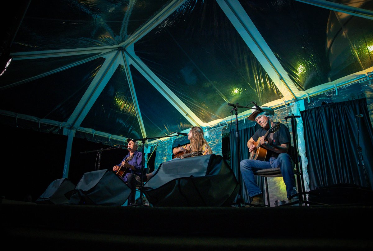 dyerobservers's tweet image. 🎶 Last month&apos;s #BluebirdOnTheMountain event was full of spellbinding music, stunning sunset views and picnics.

Tickets go live at noon today for our Sept. 13 concert featuring @brinley_, @sarahbuxton &amp;amp; Aaron Eshius!

Grab tix before they&apos;re gone: ow.ly/qpXu50Wx2kN