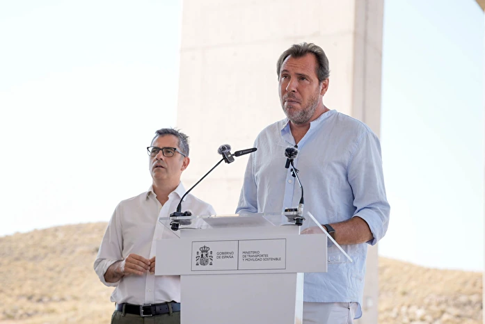encasadeherrero's tweet photo. 🔴#DIRECTO Puente no pide perdón, justifica sus mensajes y se presenta como víctima: "Estoy siendo lapidado".    

👤@Leticiavaquero1 repasa toda la actualidad y entrevista a Alfonso Fernández, alcalde de Carucedo (León)

🔊#EsHerrero
📻https://t.co/hL6P4BRrpG https://t.co/nZAFi8mw6P