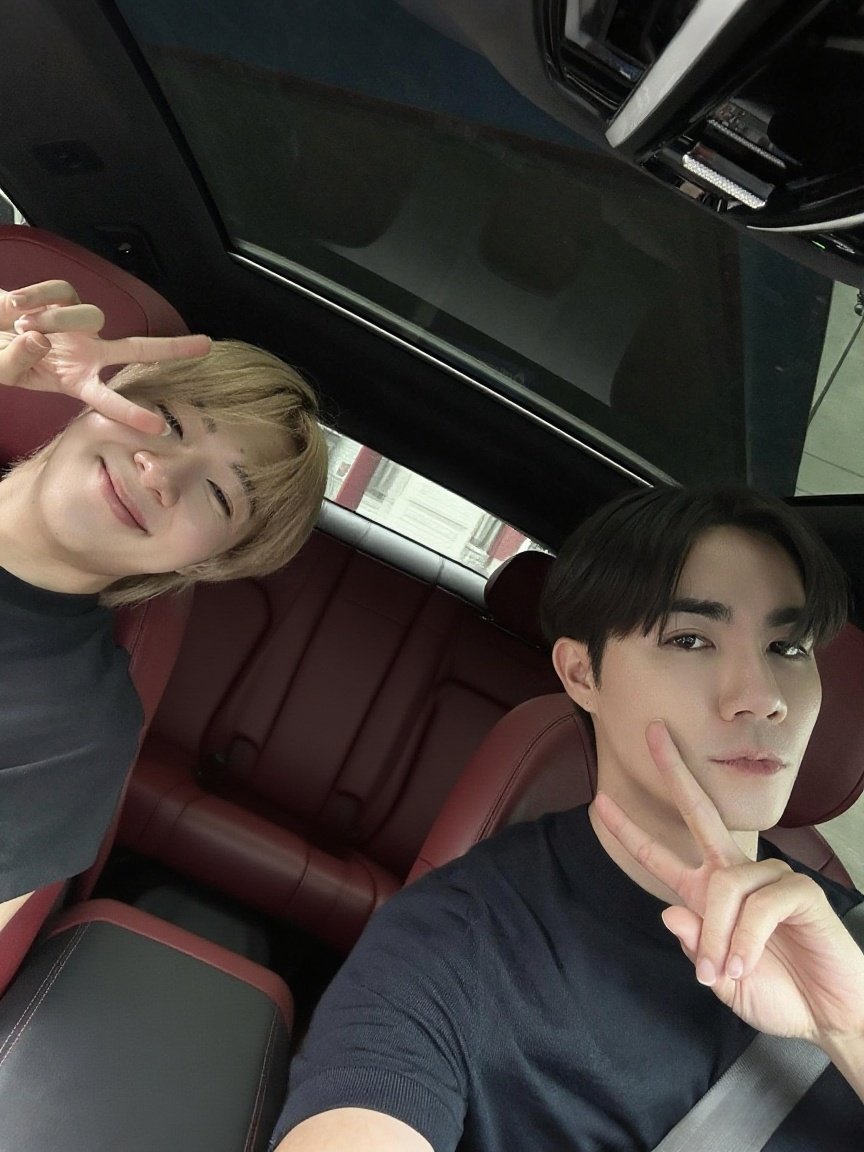 diseasekm's tweet photo. they must be holding hands everytime, just both of them yapping &amp; listening to eo https://t.co/Yium23H6q1
