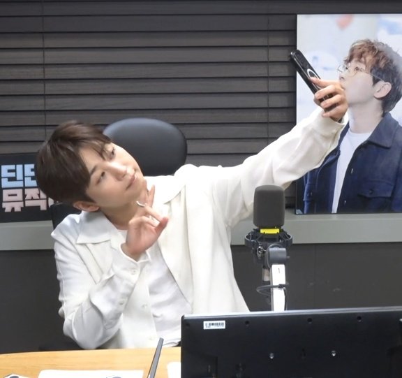 Bos2y_1120's tweet photo. 들어와서 앉자마자 셀카폭격 드가심... https://t.co/oMWSRePtw9