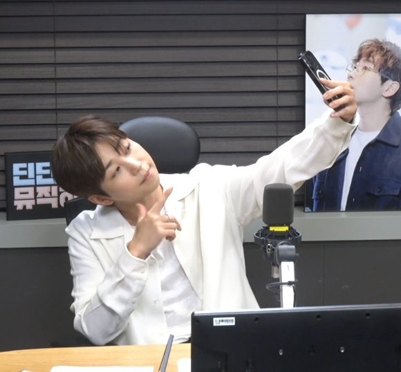 Bos2y_1120's tweet photo. 들어와서 앉자마자 셀카폭격 드가심... https://t.co/oMWSRePtw9