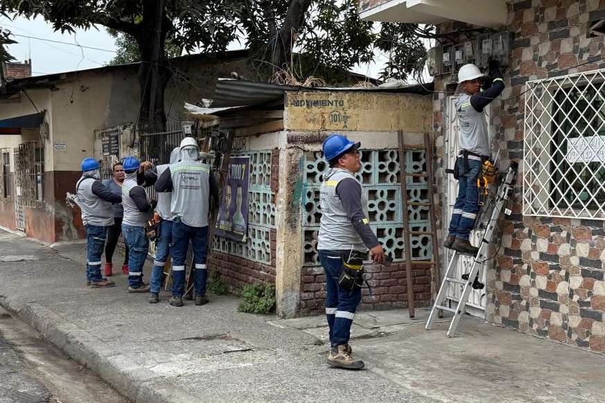 CNEL_EP's tweet photo. ✅ GUAYAS

#CNELEP continúa ejecutando operativos de control de pérdidas en distintas zonas del cantón Durán, con el objetivo de identificar conexiones ilegales, manipulación de medidores y otras formas de consumo irregular, conocidas como pérdidas no técnicas. 

Estas acciones forman parte de la estrategia del Gobierno Nacional, impulsada por el @RecNaturalesEC, para reducir los riesgos en la infraestructura eléctrica, garantizar un suministro seguro y combatir el hurto de energía.