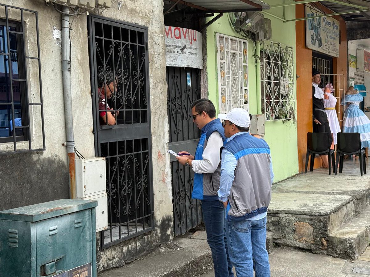 CNEL_EP's tweet photo. ✅ GUAYAS

#CNELEP continúa ejecutando operativos de control de pérdidas en distintas zonas del cantón Durán, con el objetivo de identificar conexiones ilegales, manipulación de medidores y otras formas de consumo irregular, conocidas como pérdidas no técnicas. 

Estas acciones forman parte de la estrategia del Gobierno Nacional, impulsada por el @RecNaturalesEC, para reducir los riesgos en la infraestructura eléctrica, garantizar un suministro seguro y combatir el hurto de energía.
