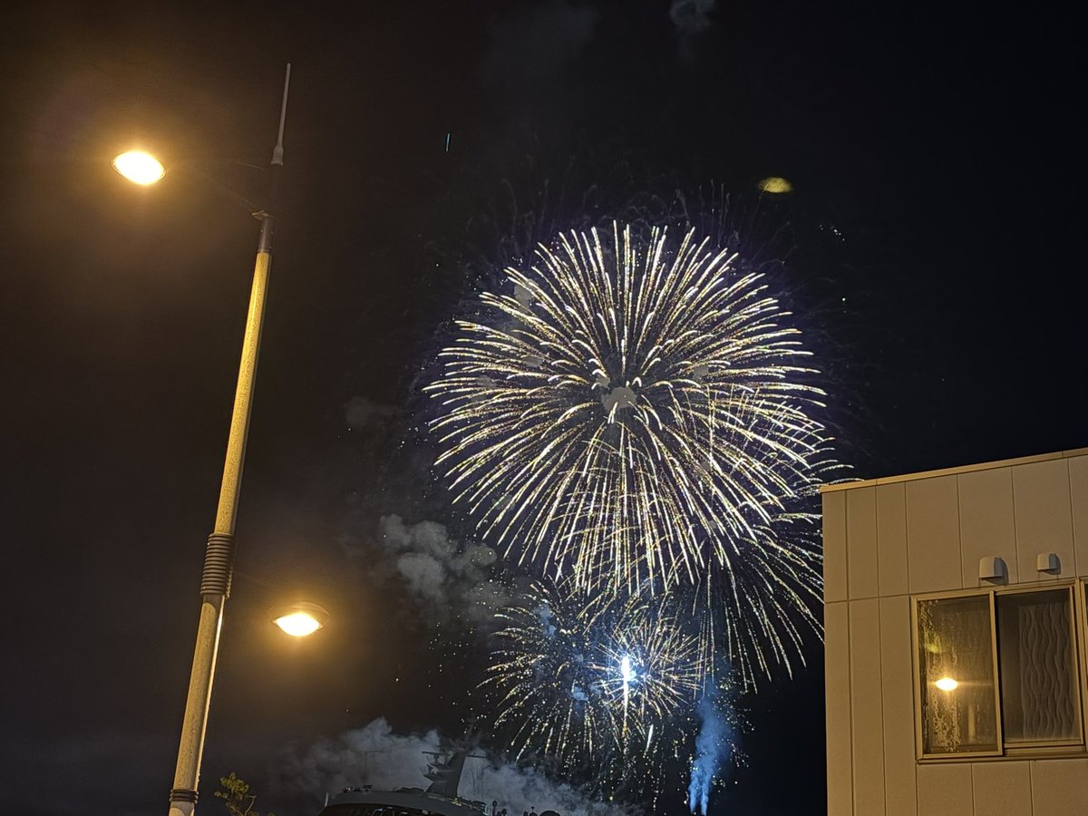scsyama1's tweet photo. サンポートまで行って花火見てきました！
綺麗だったなぁー https://t.co/UBUrCDzWpE