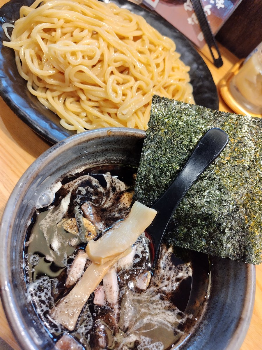 夏季限定の梅つけ麺も気になったけれど…🙄
＃つけ麺ががちゃい中山駅前店 さんへ

☆つけ麺（黒）

１番人気の黒にした〜😙🎵
刻みチャーシューが潜む白濁マイルドスープを、
墨黒のマー油が覆ってる🫨
ツルっとぷりモチ太麺を吸引したら、
ホワワン香ばしニンニクが広がる〜😋💕

ごちそうさまでした