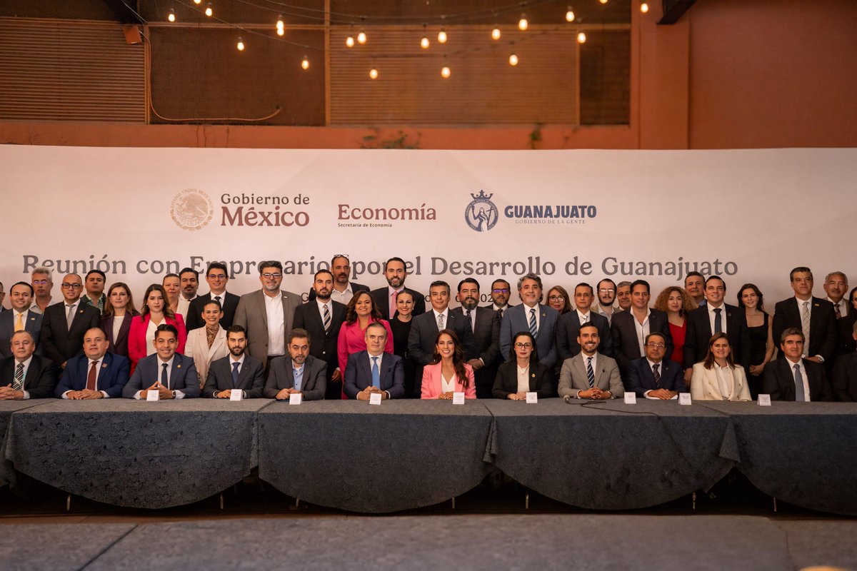 ¡Guanajuato va con todo! Nos reunimos con empresarias y empresarios para impulsar la Puerta Logística del Bajío, un proyecto que pondrá a Celaya y a la región Laja–Bajío como el gran corazón logístico de México y América del Norte. 🇲🇽🫶🏻

Este es un gobierno que gestiona, que