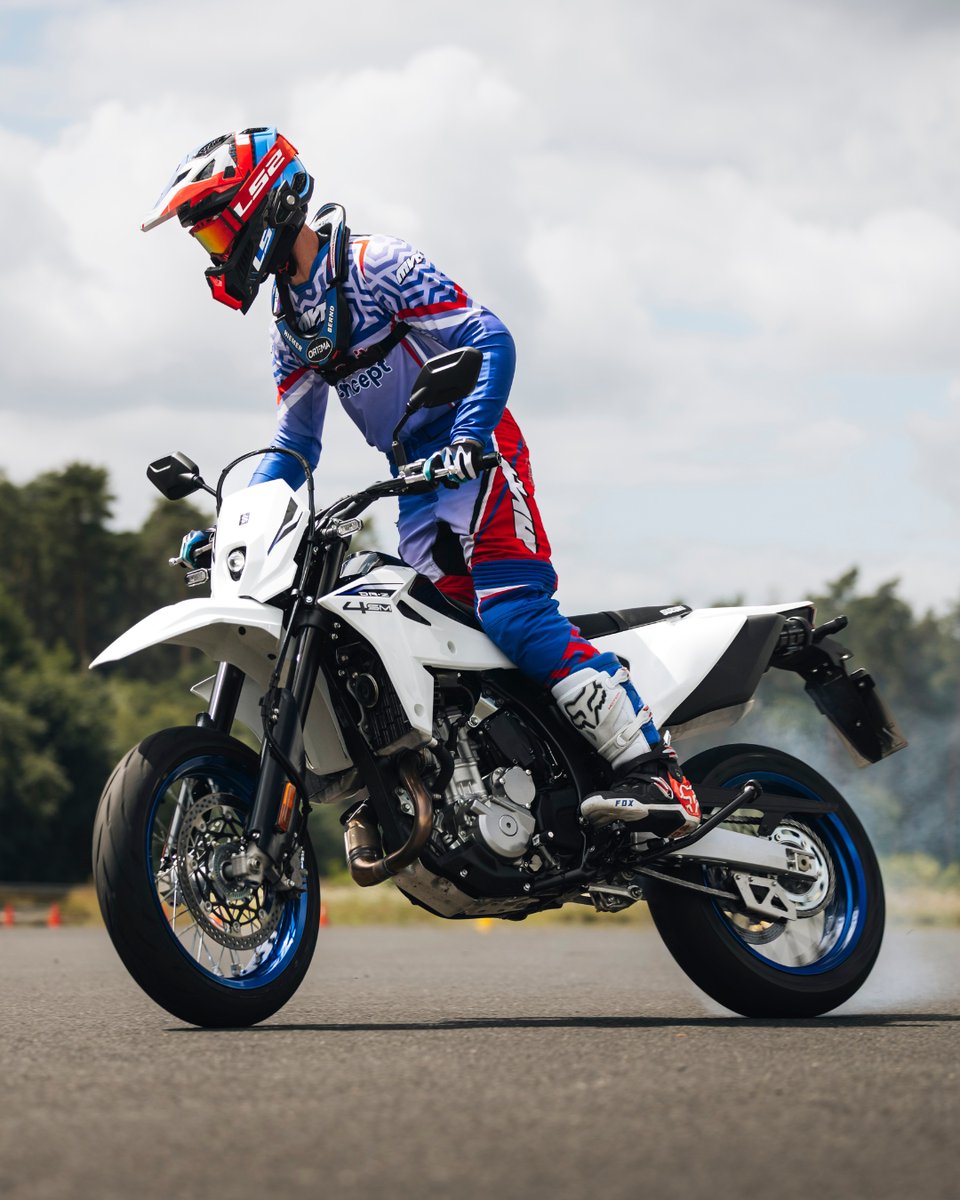 SuzukiBikesUK's tweet image. Turn up the heat with our DR-Z4SM 🔥

#DRZ #Supermoto #SeriousFun
