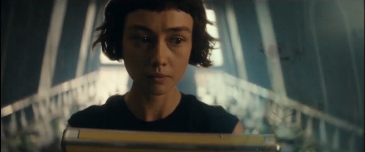 Anyone else watch alien earth bc I’m so in love I like it so much